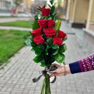 Траурный букет из красных роз